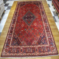 خرید آنلاین، فرش دستباف ميمه با نقشه تماشاییی، طرح لچک و ترنج، رنگ زمینه لاكي با حاشیه سرمه اي کد ۳۹۳۰۷، زیر قیمت بازار | چترزندگی