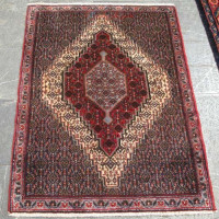 خرید آنلاین، فرش دستباف سنندج کد 37113 در طرح لچک و ترنج با حاشیه ی آبی و زمینه کرم با دوام، زیر قیمت بازار | چترزندگی