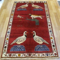 خرید آنلاین، فرش بافته شده با دست گبه، طرح عکسي با رنگ زمینه لاكي و حاشیه كرم کد ۳۹۷۶۴، قیمت عالی | چترزندگی