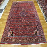 خرید آنلاین، فرش دستباف بيجار با نقشه تماشایی طرح لچک و ترنج، رنگ زمینه لاكي و حاشیه سرمه اي کد ۳۹۴۵۲، زیر قیمت بازار | چترزندگی