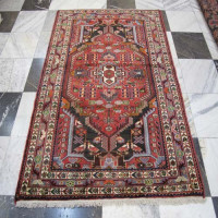 خرید آنلاین، فرش دستباف تويسركان کد 38109 در سایز قاليچه با نقشه عالی در طرح لچک و ترنج، رنگ زمینه سرمه اي و حاشیه آبي، زیر قیمت بازار | چترزندگی
