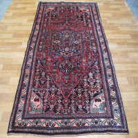 خرید آنلاین، فرش شکیل گروس بيجار دست بافت ایرانی، رنگ زمینه لاكي با حاشیه دوغي / روناسي، طرح لچک و ترنج کد ۳۹۰۰۲، زیر قیمت بازار | چترزندگی