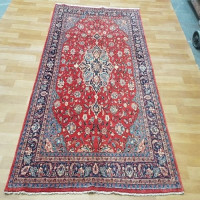 خرید آنلاین، فرش دستباف ساروق با نقشه تماشایی طرح لچک و ترنج، رنگ زمینه لاكي وحاشیه سرمه اي کد ۳۹۵۳۴، زیر قیمت بازار | چترزندگی