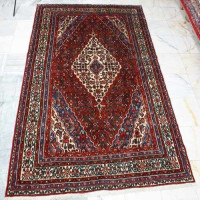 خرید آنلاین، فرش دستباف با نقشه تماشایی بي بيک آباد همدان، طرح لچک و ترنج، رنگ زمینه لاكي با حاشیه كرم کد ۳۹۴۲۳، قیمت مناسب | چترزندگی