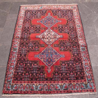 خرید آنلاین، فرش دستباف سنندج کد 37113 با نقشه بی نظیر 3 ترنج و رنگ متن رناسی و حاشیه آبی، با قیمت کاملا مناسب | چترزندگی