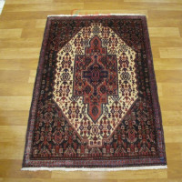 خرید آنلاین، فرش دستباف سنندج کد 37091 در طرح لچک و ترنج با زمینه کرم و حاشیه آبی، زیر قیمت بازار | چترزندگی