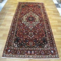 مشخصات،  قیمت و خرید فرش دستباف آنتیک و وینتیج چالشتر بختيار سایز پرده اي رنگ زمینه لاكي رنگ حاشیه لاكي | هنر ظریف