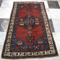 خرید آنلاین، فرش بافت دست هنرمندان زرند کرمان، قدیمی انتیک طرح لچک و ترنج، رنگ زمینه لاكي با حاشیه كرم کد ۳۹۵۷۸، زیر قیمت بازار | چترزندگی