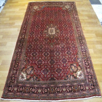 خرید آنلاین، فرش دستباف بيجار با نقشه تماشایی در طرح ترنج و ماهي، رنگ زمینه لاكي با حاشیه سرمه اي کد ۳۹۸۴۹، زیر قیمت بازار | چترزندگی