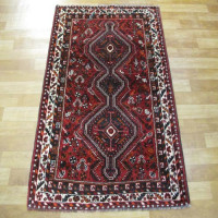 خرید آنلاین، فرش دستباف شيراز کد 38433 با نقشه زیبا، طرح ۳ ترنج سایز ذرع و نيم رنگ زمینه لاكي رنگ حاشیه كرم، زیر قیمت بازار | چترزندگی