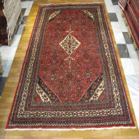 خرید آنلاین، فرش زیبای دست بافت بي بيک آباد همدان، طرح لچک و ترنج، رنگ زمینه لاكي با حاشیه كرم کد ۳۹۰۳۵، زیر قیمت بازار | چترزندگی