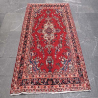 خرید آنلاین، فرش دستباف همدان شهرباف کد 38141 با نقشه عالی، طرح لچک و ترنج سایز قاليچه رنگ زمینه لاكي و حاشیه سرمه اي، زیر قیمت بازار | چترزندگی