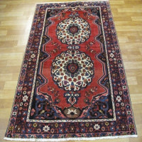 خرید آنلاین، فرش بافت دست با نقشه تماشایی، سفيد دشت بختيار، طرح ۲ ترنج با رنگ زمینه لاكي و حاشیه سرمه اي کد ۳۹۵۱۸، زیر قیمت بازار | چترزندگی