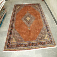 خرید آنلاین، فرش بافت هنر دست ایرانی، اردبيل، طرح ترنجي ماهي با رنگ زمینه رناسي و حاشیه سرمه اي کد ۳۹۷۴۹، زیر قیمت بازار | چترزندگی