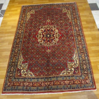 خرید آنلاین، فرش بافته شده با دست بيجار، قدیمی با طرح ترنج و ماهي، رنگ زمینه لاكي و حاشیه سرمه اي کد ۳۹۹۸۹، قیمت مناسب | چترزندگی