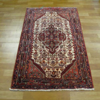خرید آنلاین، فرش دستباف اسد آباد همدان کد 38009 در سایز درع و نیم با نقشه زیبا در طرح لچک و ترنج، رنگ زمینه كرم و حاشیه لاكي، زیر قیمت بازار | چترزندگی