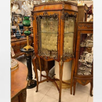 خرید، قیمت و مشخصات ویترین پایه دار جنس بدنه مازول و چوب روس درجه یک و طراحی کلاسیک و شیک _ هنرظریف