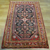 خرید آنلاین،  فرش بافته شده با دستان هنرمند ليليان، طرح ماهي سراسر، رنگ زمینه مشكي و حاشیه لاكي کد ۴۰۰۱۸، قیمت عالی | چترزندگی