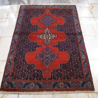 خرید آنلاین، فرش دستباف سنندج کد 37130 در طرح ۳ ترنج با زمینه لاکی و حاشیه آبی، با قیمت مناسب | چترزندگی