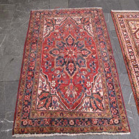 خرید آنلاین، فرش دستباف آنتیک اهر کد 38302 با نقشه بی نظیر در طرح لچک و ترنج سایز ذرع و نيم رنگ زمینه لاكي، زیر قیمت بازار | چترزندگی