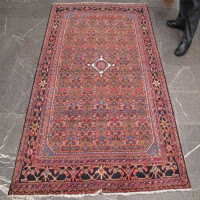 خرید آنلاین، فرش بافت دست انجلاس همدان، طرح لچک و ترنج، رنگ زمینه رناسي با حاشیه سرمه اي کد ۳۹۳۴۰، زیر قیمت بازار | چترزندگی