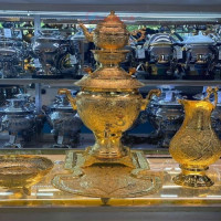 خرید آنلاین، سرویس سماور 6 لیتری زغالی برنجی با قلمزنی دست، آبکاری طلا، زیر قیمت بازار | چترزندگی