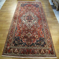 خرید آنلاین، فرش آنتیک و وینتیج چالشتر بافت دست بختيار، طرح لچک و ترنج، رنگ زمینه لاكي با حاشیه لاكي کد ۳۹۲۸۴، زیر قیمت بازار | چترزندگی