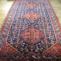 خرید آنلاین، فرش زیبای هنر دست اسد آباد همدان در طرح ۳ ترنج، رنگ زمینه سرمه اي و حاشیه آبي کد ۳۹۱۹۰، زیر قیمت بازار | چترزندگی