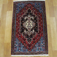 خرید آنلاین، فرش دستباف سنندج کد 37383 سایز پشتی در طرح لچک و ترنج، زمینه لاكي و حاشیه سرمه اي، زیر قیمت بازار | چترزندگی