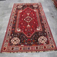 خرید آنلاین، فرش دستباف شيراز کد 38417 با نقشه بی نظیر در طرح لچک و ترنج سایز قالي رنگ زمینه لاكي رنگ حاشیه كرم، زیر قیمت بازار | چترزندگی