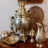 خرید آنلاین، سرویس کاربردی سماور 6 لیتری ذغالی برنجی با پایه گل و قلم زنی پر کار، شاهکار دست، قیمت عالی | چترزندگی