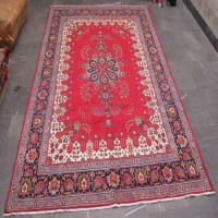 خرید آنلاین، فرش دستباف وینتیج خوي با نقشه فوق زیبا، طرح لچک و ترنج، رنگ زمینه لاكي، کد ۳۹۴۳۹، زیر قیمت بازار | چترزندگی