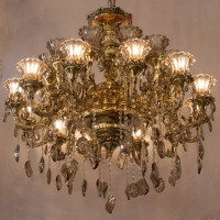 خرید، قیمت و مشخصات لوستر های بزرگ با تعداد شاخه های بالا برای سالن های پذیرایی و سر شاخه طرح گل و کریستال های آینه ای _ هنرظریف