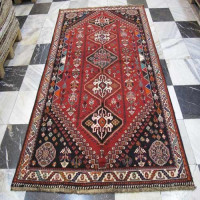 خرید آنلاین، فرش دستباف شيراز کد 38618 با نقشه بینظیر در طرح ۵ ترنج، رنگ زمینه لاكي و حاشیه كرم سایز پرده ای، زیر قیمت بازار | چترزندگی