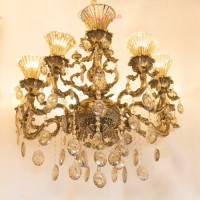 خرید، قیمت و مشخصات لوستر سقفی مدل کلاسیک با بدنه مقاوم و آویز های کریستالی با کیفیت _ هنرظریف