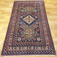 خرید آنلاین، فرش بافت دست با نقشه زیبا افشار سیرجان، طرح ۳ ترنج، رنگ زمینه سرمه اي با حاشیه كرم کد ۳۹۴۹۱، زیر قیمت بازار | چترزندگی