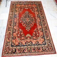 خرید آنلاین، فرش دستباف محلی اراک، نقشه تماشایی باطرح لچک و ترنج سایز، زمینه لاكي رنگ با حاشیه سرمه اي کد ۳۹۷۵۲، زیر قیمت بازار | چترزندگی