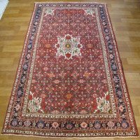 خرید آنلاین، فرش زیبا هنر دست حسين آباد همدان، طرح لچک و ترنج با رنگ زمینه لاكي و حاشیه سرمه اي کد ۳۹۷۹۵، قیمت مناسب | چترزندگی