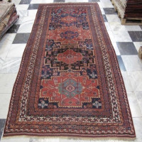 خرید آنلاین، فرش بافت دست آنتیک لري اولاد با نقشه زیبا، طرح ۴ ترنج، رنگ زمینه سرمه اي با حاشیه كرم کد ۳۹۷۰۶، زیر قیمت بازار | چترزندگی