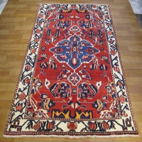 خرید آنلاین، فرش هنر دست وینتیج چادگان بختيار، طرح زیبای لچک و ترنج با رنگ زمینه لاكي و حاشیه كرم کد ۳۹۳۰۲، زیر قیمت بازار | چترزندگی