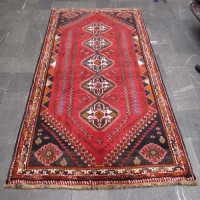 خرید آنلاین، فرش دستباف شيراز کد 38619 در طرح شکیل ۵ ترنج، رنگ زمینه لاكي و حاشیه كرم، زیر قیمت بازار | چترزندگی
