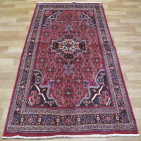 خرید آنلاین، فرش دستباف بيجار با نقشه چشم گیر ترنج و ماهي، رنگ زمینه لاكي و حاشیه سرمه اي کد ۴۰۰۱۳، زیر قیمت بازار | چترزندگی