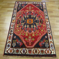 خرید آنلاین، فرش بافت دست هنرمندان ایرانی، گبه، طرح لچک و ترنج با رنگ زمینه لاكي و حاشیه كرم کد ۳۹۵۲۹، زیر قیمت بازار | چترزندگی