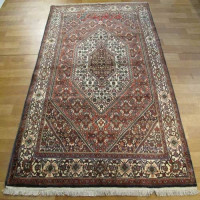 خرید آنلاین، فرش بافت دست، بيجار طرح ترنجي ماهي، رنگ زمینه لاكي و حاشیه كرم کد ۳۹۴۲۷، زیر قیمت بازار | چترزندگی