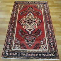 خرید آنلاین، فرش خوش بافت دست ليليان با طرح لچک و ترنج، رنگ زمینه لاكي و حاشیه سرمه اي کد ۴۰۰۲۳، قیمت عالی | چترزندگی