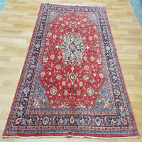 خرید آنلاین، فرش دستباف ساروق با نقشه چشم نواز طرح لچک و ترنج، رنگ زمینه لاكي و حاشیه سرمه اي کد ۳۹۵۳۴، زیر قیمت بازار | چترزندگی