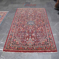 خرید، قیمت و مشخصات، فرش هنر دست ایرانی، بافته شده بيجار طرح لچک و ترنج سایز قاليچه رنگ زمینه لاكي و حاشیه سرمه اي کد ۳۹۰۰۵، به قیمت کارخانه | چترزندگی