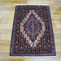 خرید آنلاین، فرش دستباف سنندج کد 37084 طرح زیبای لچک و ترنج با رنگ زمینه کرم و حاشیه سرمه ای در سایز پشتي، زیر قیمت بازار | چترزندگی